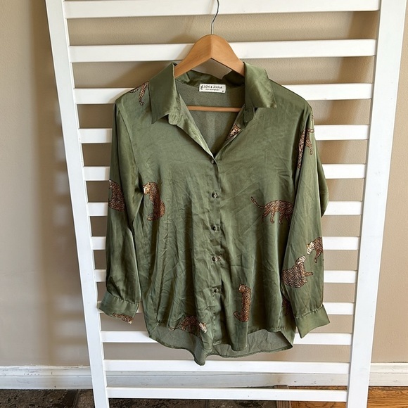 JON & ANNA Contemporary Green Long Sleeve Button Down Cheetah Print Blouse Sz M - Picture 1 of 10